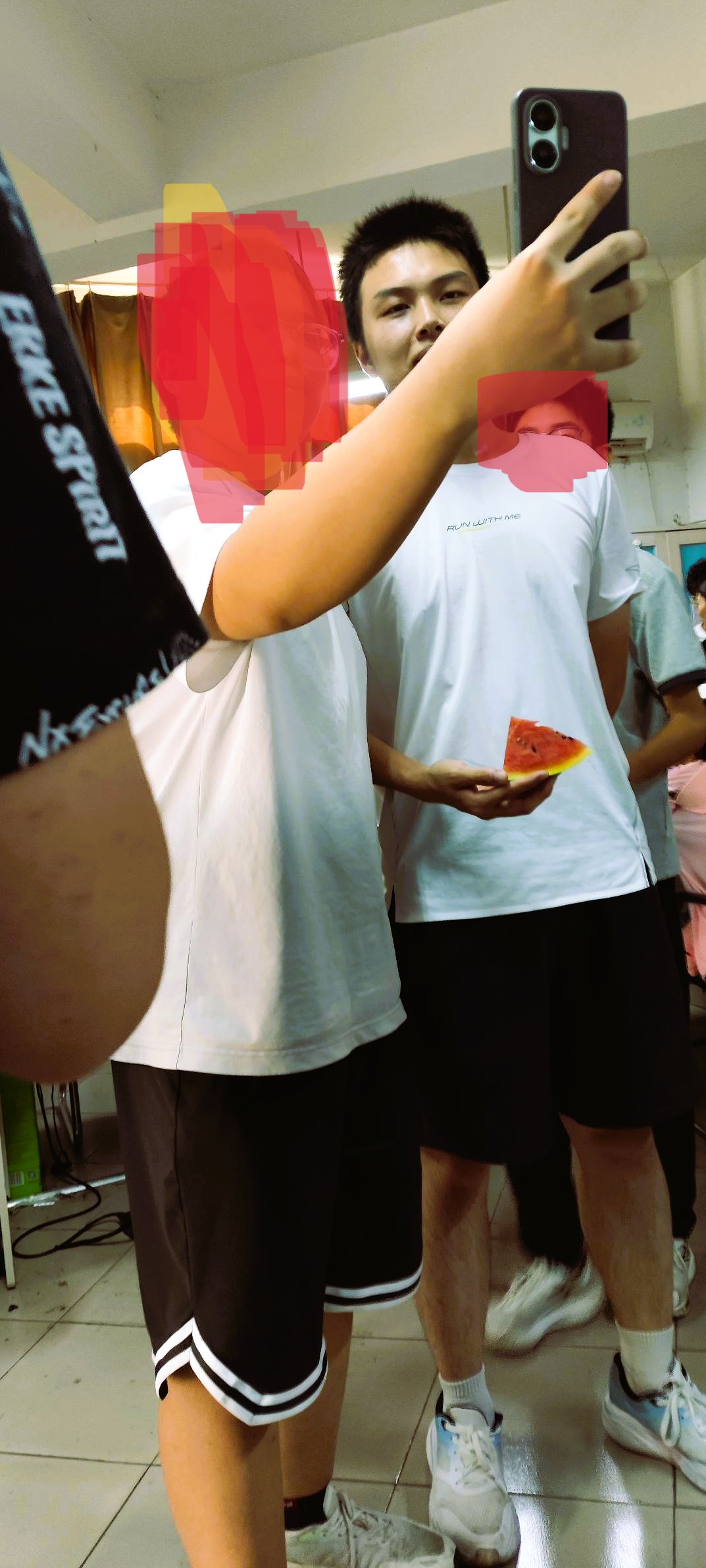 手持西瓜的自拍合影
