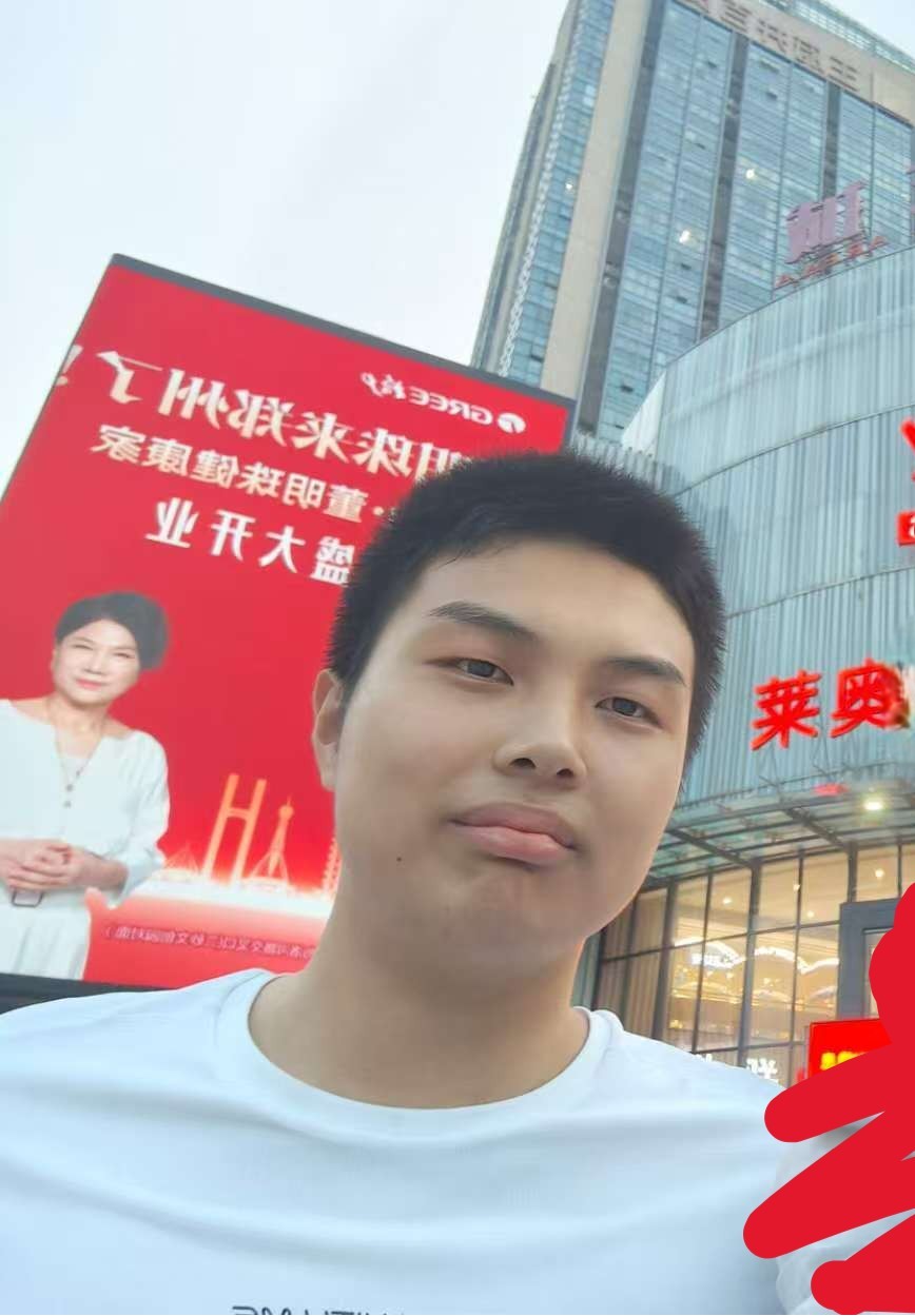 背景是格力广告牌的街头自拍